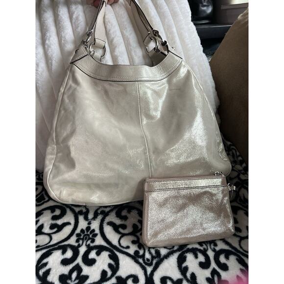 💛 Coach Soho Lynn Metallic Leather Hobo F17092 & matching wristlet 💛🤍 - Picture 2 of 9